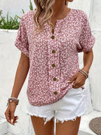 Blusa feminina floral com botões corte fluido e estampa delicada