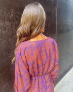 Vestido midi feminino elegante de corte ajustado disponível em azul verde e vermelho