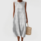 Vestido Feminino sem Mangas com Bordado e Bolsos