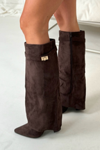 Botas Altas Femininas | Detalhe com Abas e Cinto | Camurça