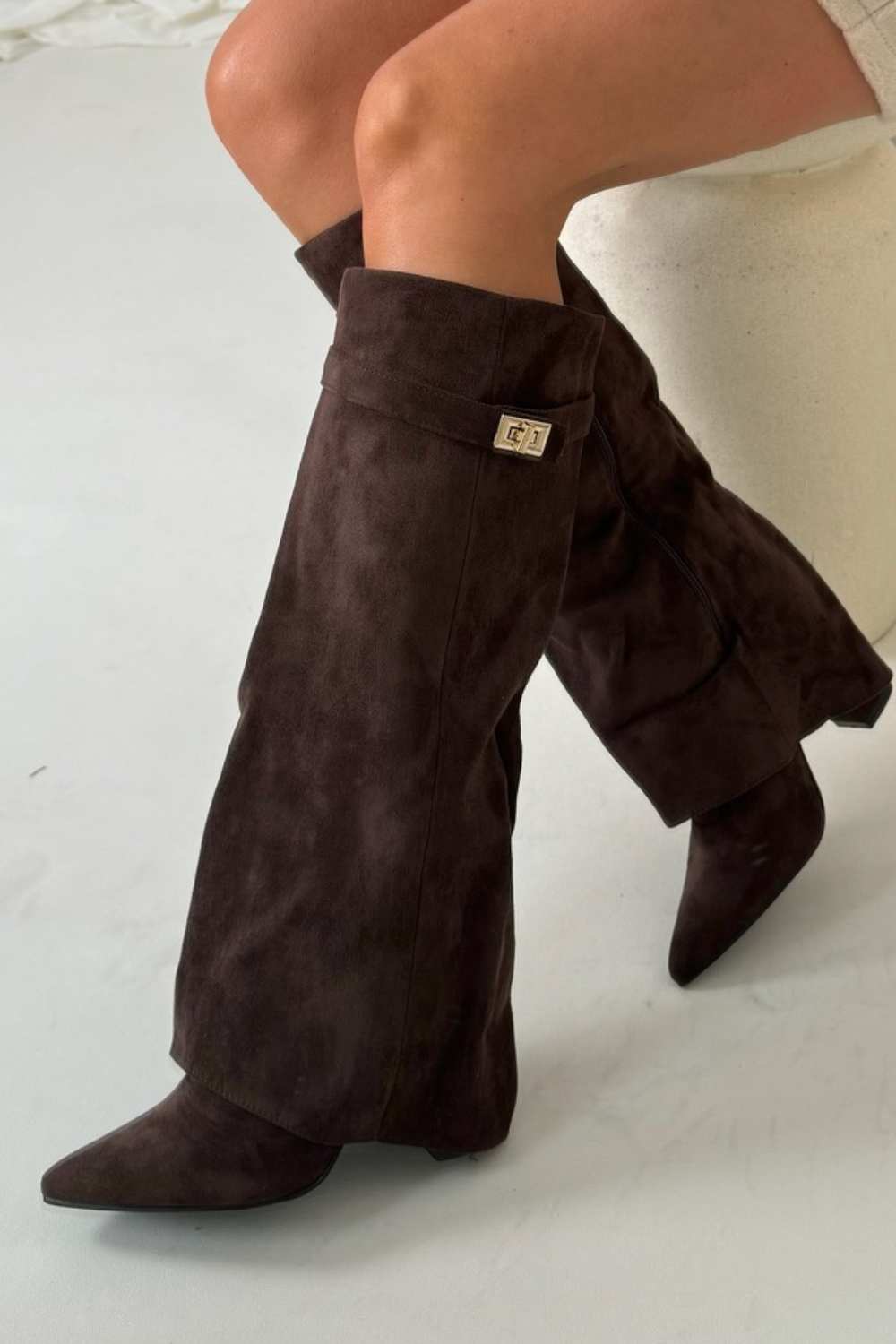 Botas Altas Femininas | Detalhe com Abas e Cinto | Camurça