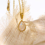 Quinn | Colar Pingente Opala Natural 18K | Gota, Ouro | Minimalista, Elegante