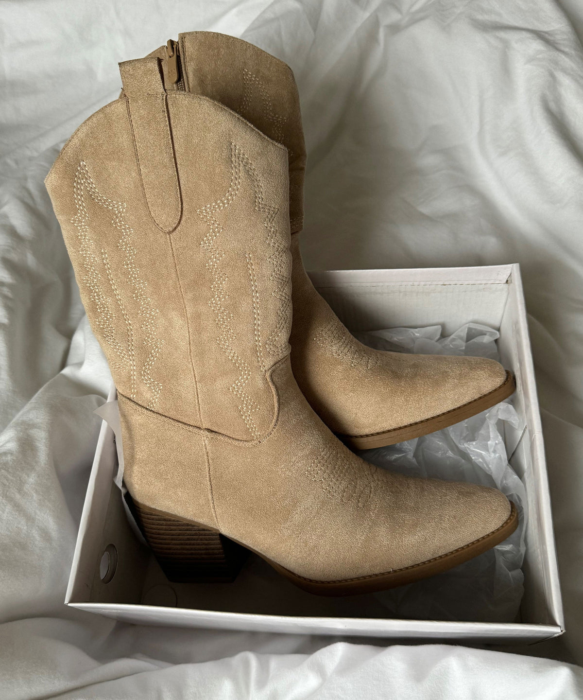 Botas Cowboy Beige | Conforto Médio, Camurça Vegana