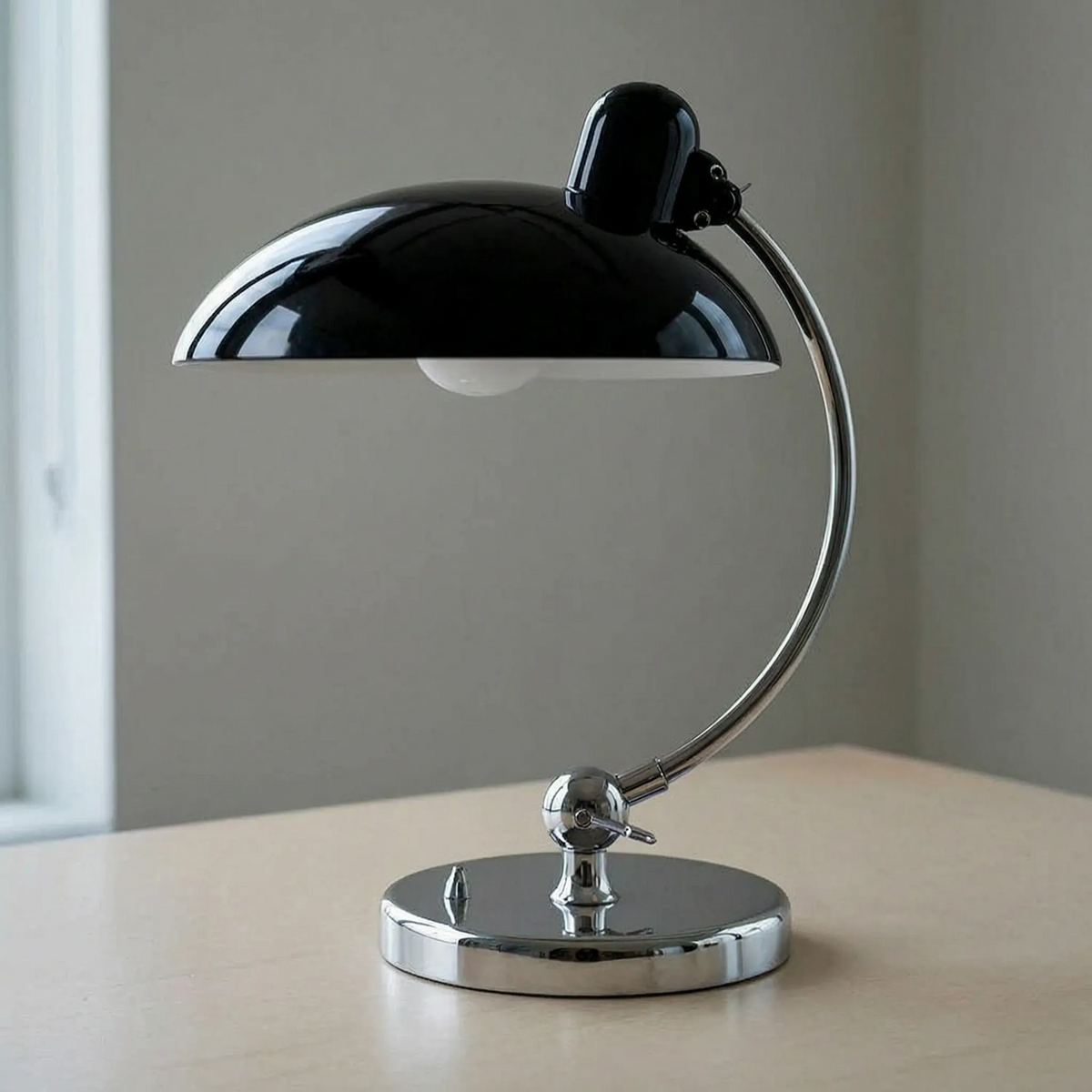 Noor | Candeeiro de Mesa com Braço Ajustável | Design Retro, Cúpula Clássica | Metal Resistente
