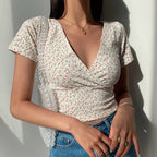 Blusa Cropped Floral | Gola V, Manga Curta | Verão 2025