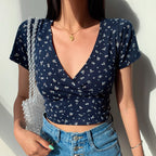 Blusa Cropped Floral | Gola V, Manga Curta | Verão 2025