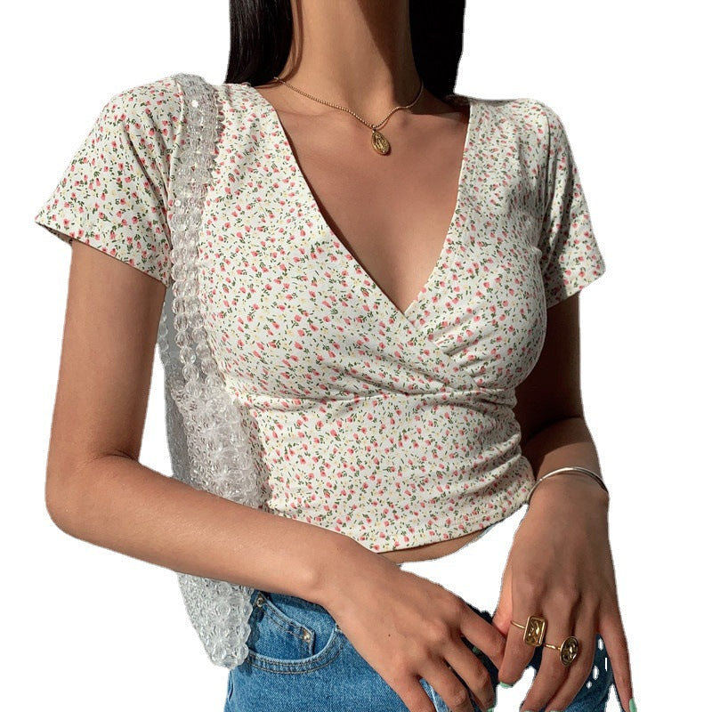 Blusa Cropped Floral | Gola V, Manga Curta | Verão 2025
