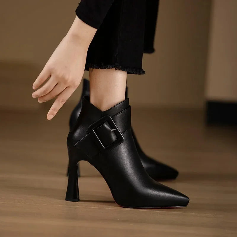Della | Botas Ankle Femininas com Fivela