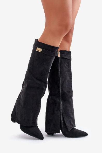 Botas Altas Femininas | Detalhe com Abas e Cinto | Camurça