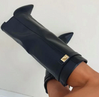 Botas Altas Femininas | Detalhe com Abas e Cinto | Camurça