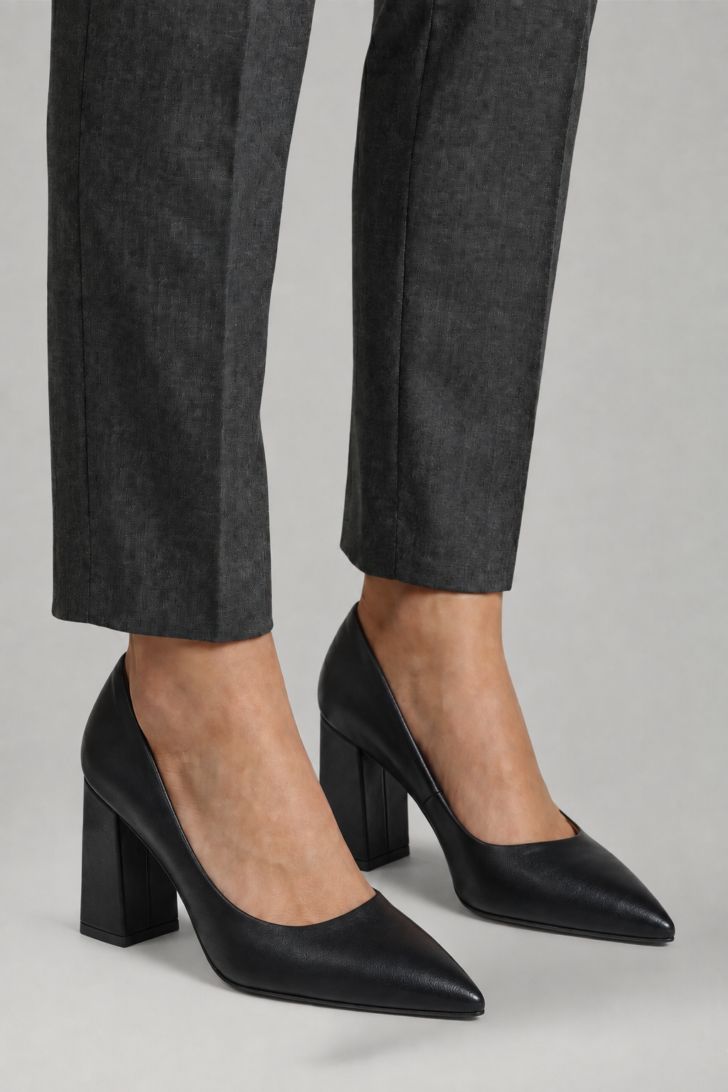 Gigi | Mulher Scarpin Couro Bico Fino Salto Bloco