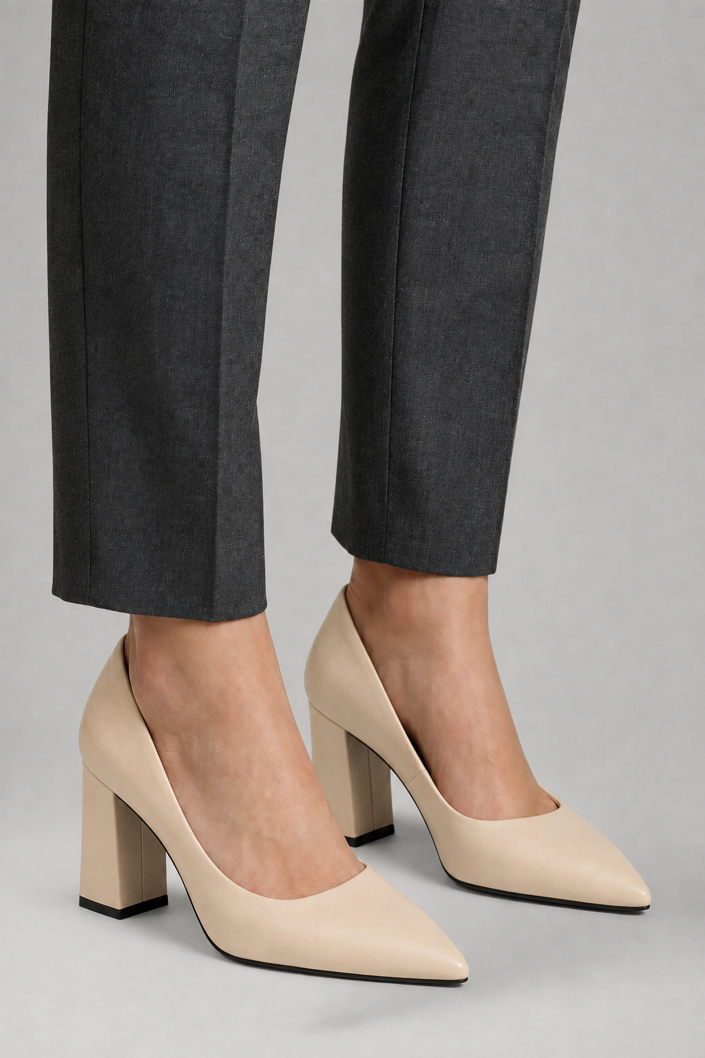 Gigi | Mulher Scarpin Couro Bico Fino Salto Bloco