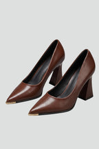 Sapatos femininos couro bico fino slip on em preto, lateral elegante e sola plana