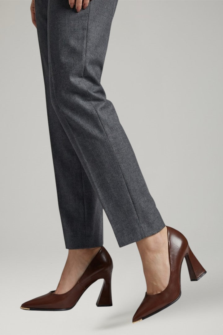 Sapatos femininos couro bico fino slip on em preto, lateral elegante e sola plana