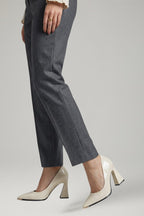 Sapatos femininos couro bico fino slip on em preto, lateral elegante e sola plana
