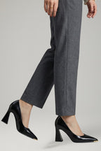 Sapatos femininos couro bico fino slip on em preto, lateral elegante e sola plana