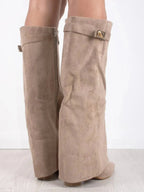Botas Altas Femininas | Detalhe com Abas e Cinto | Camurça