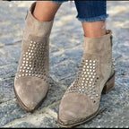 Botins com Tachas | Tacão Largo e Biqueira Fina | Castanho