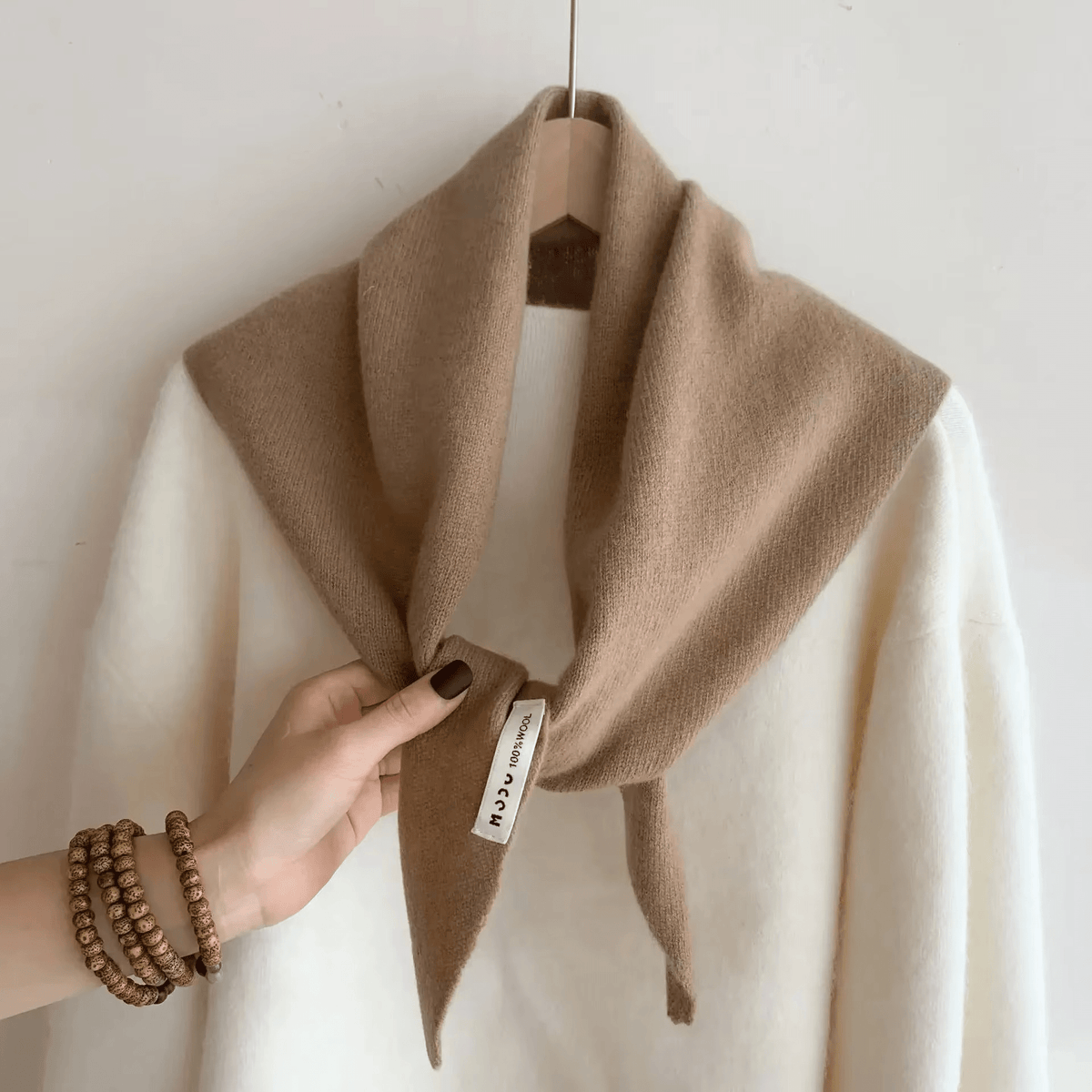 Aria | Lenço Triangular de Lã Tricotado Feminino