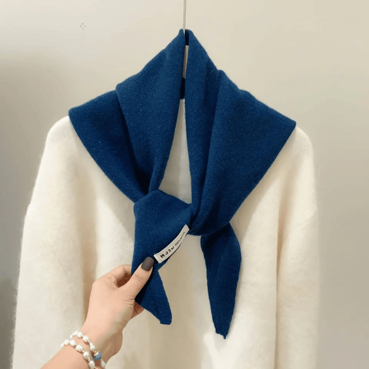 Aria | Lenço Triangular de Lã Tricotado Feminino