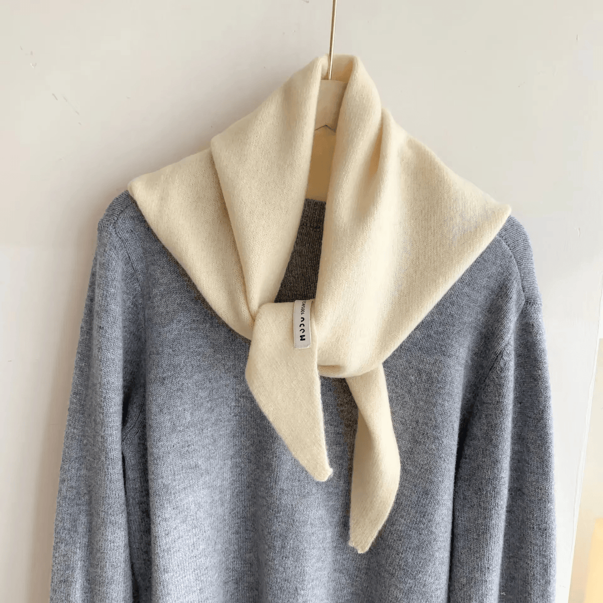 Aria | Lenço Triangular de Lã Tricotado Feminino