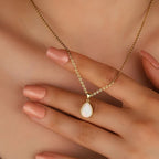 Quinn | Colar Pingente Opala Natural 18K | Gota, Ouro | Minimalista, Elegante