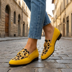 Jade | Chinelos Slip-On Estampa Animal | Rasteiras Femininas Amarelas | Fivela Metálica