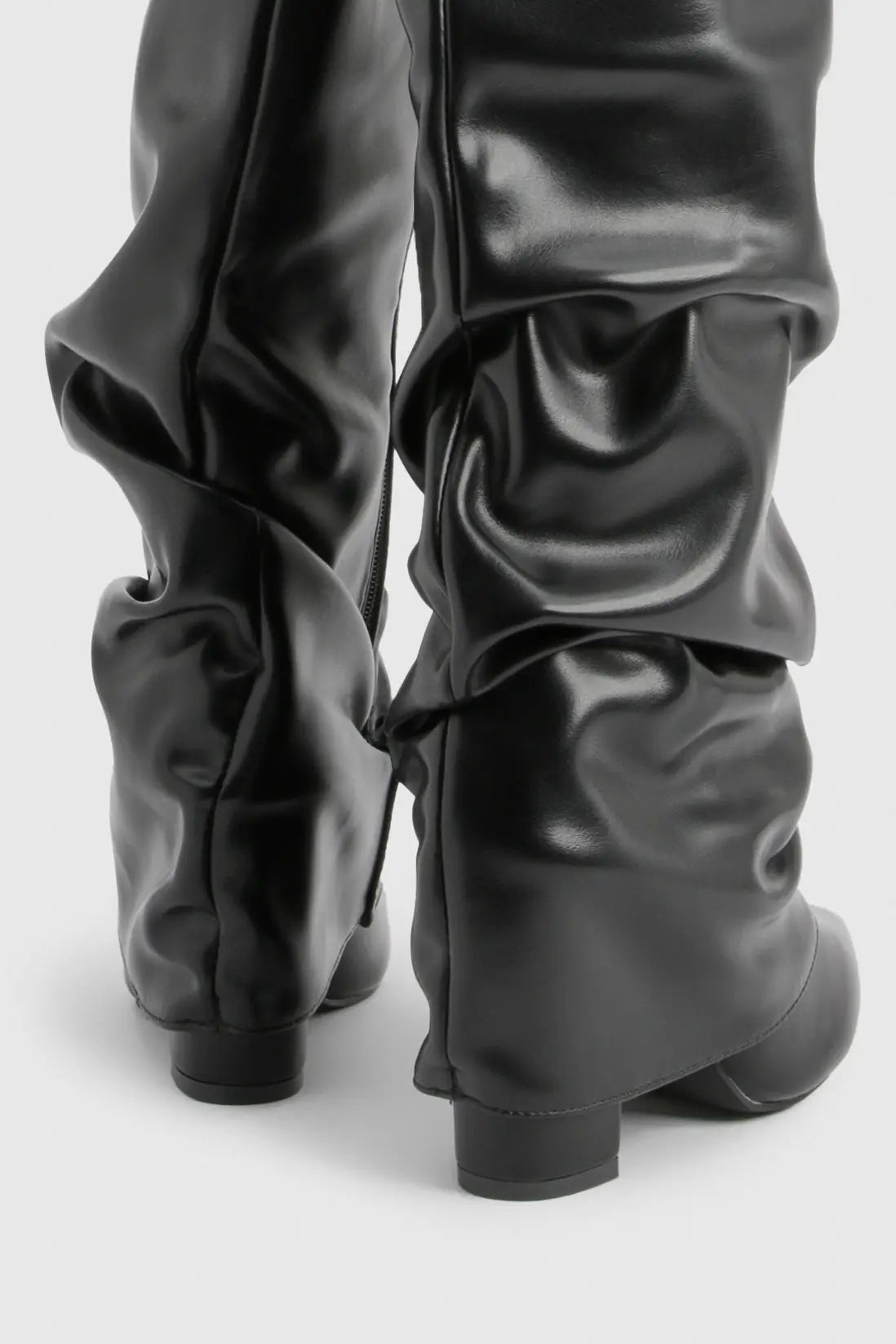 Botas Slouch Femininas | Bico Pontiagudo e Salto Baixo