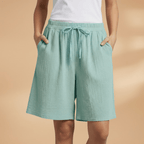 Shorts feminino algodão relaxed fit com cós elástico e cordão regulável