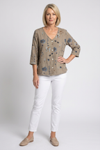 Veda | Blusa Feminina Floral Decote V Manga Três Quartos