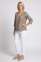 Veda | Blusa Feminina Floral Decote V Manga Três Quartos