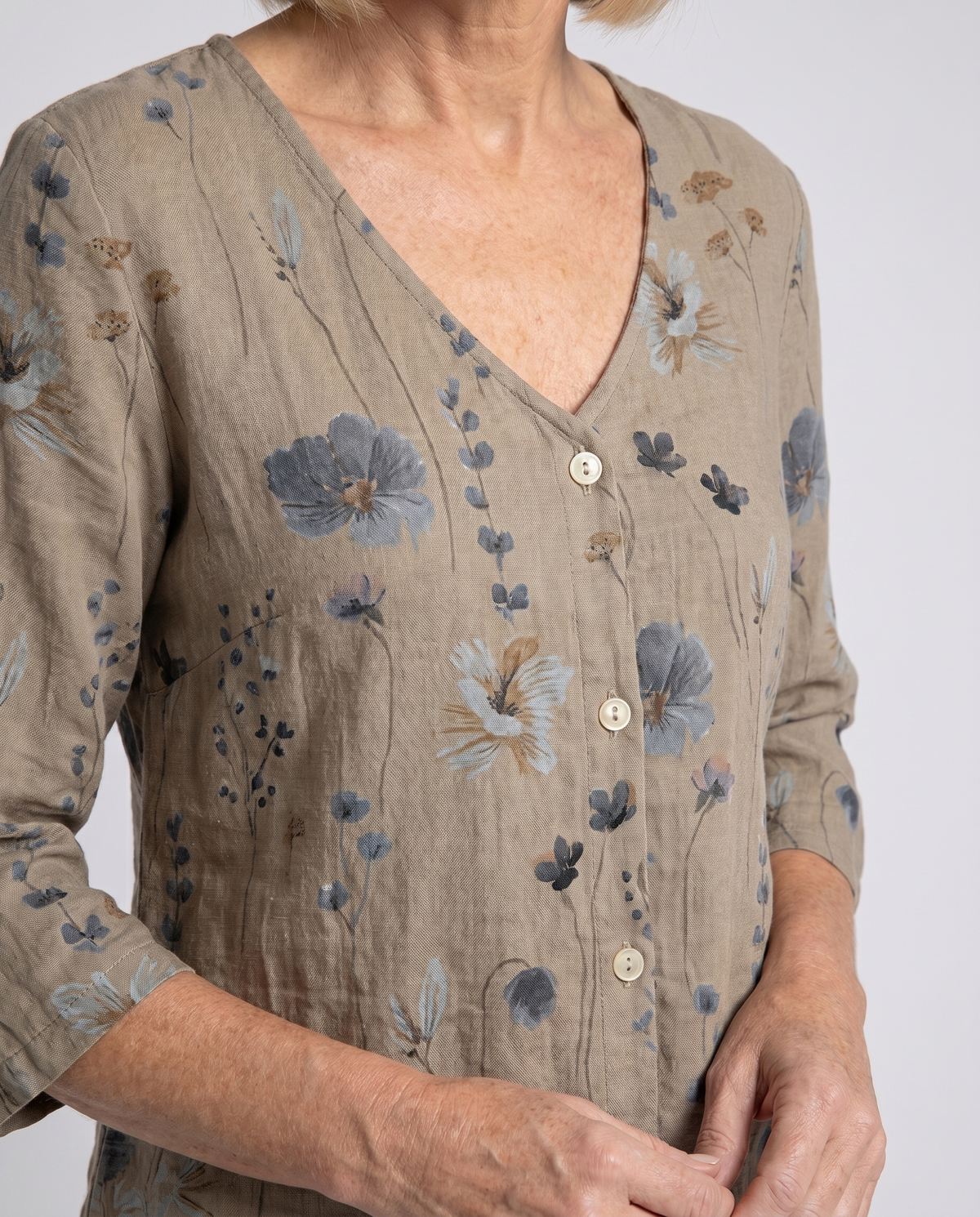 Veda | Blusa Feminina Floral Decote V Manga Três Quartos