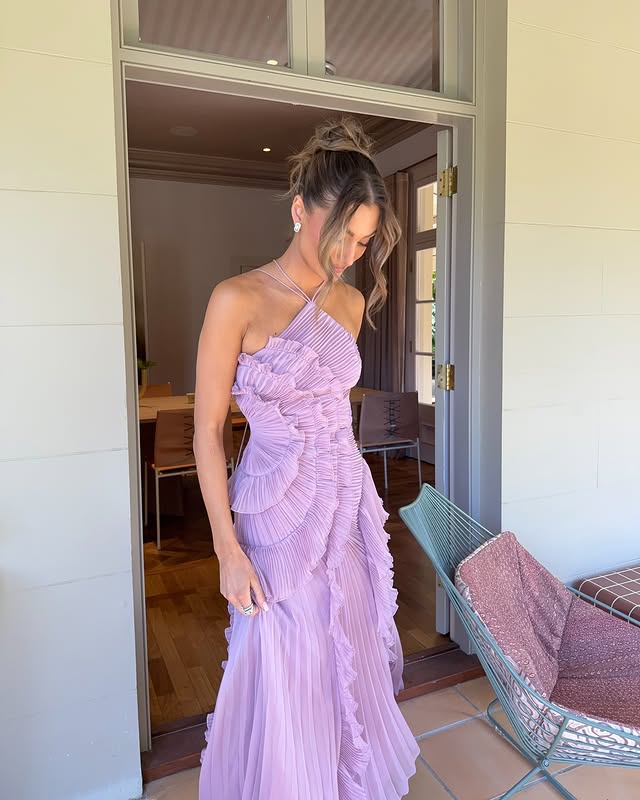 Luna | Vestido Longo de Cerimónia com Folhos e Decote Halter